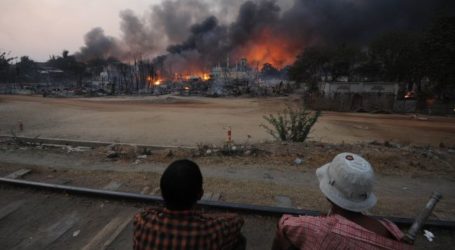 MYANMAR MOB BURNS BUILDINGS IN MUSLIM AREA
