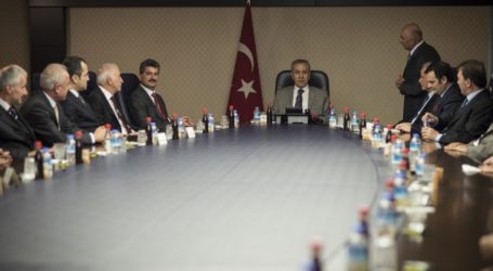 TURKISH PM BULENT ARINC CALLS ON MEDIA TO CONDEMN ISRAELI ATTACKS