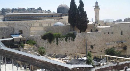 IOA LAUNCHES CONSTRUCTION OF ANOTHER WOODEN BRIDGE ABOVE AL-AQSA GATE