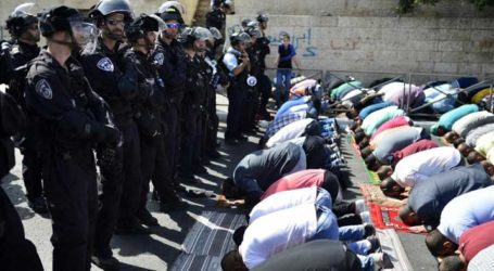 SETTLERS STORM AL-AQSA, BAN MUSLIMS UNDER 60 FROM ENTERING