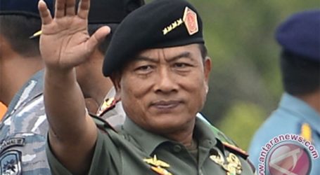 TNI COMMANDER RECEIVES BLACK BOX OF AIRASIA QZ8501