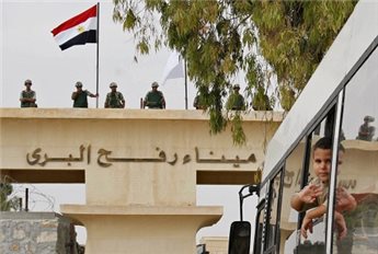 HUNDREDS PRAY AT RAFAH CROSSING TO PROTEST CLOSURE