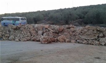 ISRAEL CLOSES ENTRANCE TO WEST BANK TOWN WITH MOUNDS