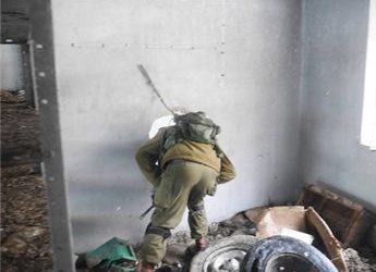 GROUP: SETTLERS INFILTRATING CLOSED PALESTINIAN SHOPS IN HEBRON