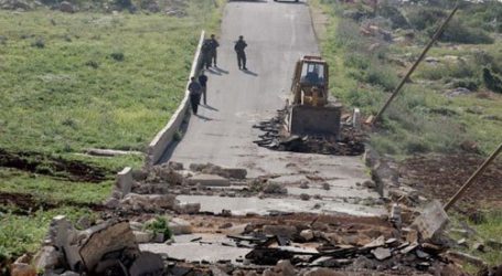 ZIONISTS BULLDOZERS DESTROY 1000M WATER PIPE UNDER CONSTRUCTION