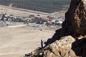 ISRAELI ARMY DECLARES WEST BANK DESERT AREA CLOSED MILITARY ZONE