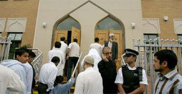 UK MUSLIMS LOYAL, LAW ABIDING CITIZENS: POLL