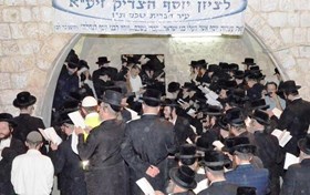 HUNDREDS OF JEWISH SETTLERS STORM YUSUF TOMB IN NABLUS