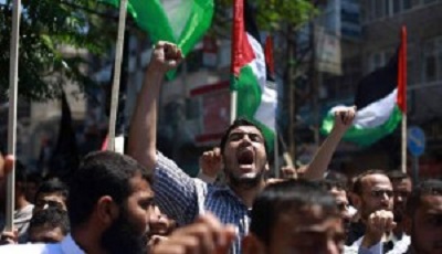 THOUSANDS OF PALESTINIANS DEMONSTRATE AGAINST EGYPTIAN COURT DECISION