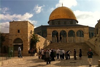 ISRAELI POLICE DETAIN WOMAN, 2 YOUNG MEN FROM AQSA COMPOUND