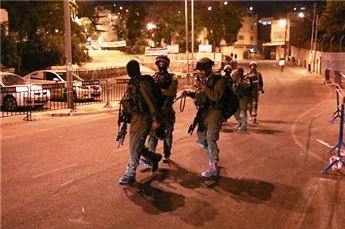 ISRAELI FORCES RAID HOMES, DETAIN PALESTINIAN IN BEIT UMMAR