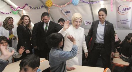 TURKEY’S FIRST LADY VISITS NEW REFUGEE CAMP ON SYRIAN BORDER