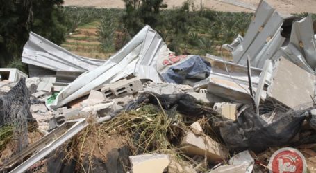 ISRAELI FORCES DEMOLISH 4 STRUCTURES IN JERICHO