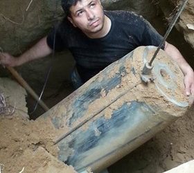 GAZA BOMB SQUAD DIGS OUT UNEXPLODED ISRAELI MISSILE