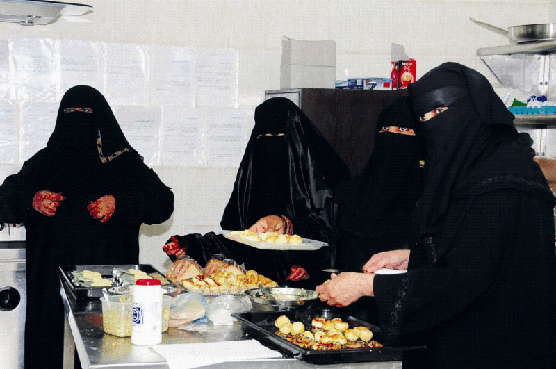 Почему мусульмане не едят днем. Никаб Саудовской Аравии. Блюда Саудовской Аравии. Мусульманка обедает в никабе. Национальная кухня Саудовской Аравии.