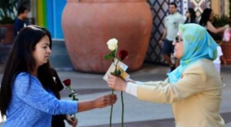 CALIFORNIAN MUSLIM WOMEN HAND OUT ROSES TO PROMOTE PEACE, UNITY
