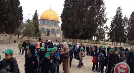 GAZANS PASS THROUGH EREZ CROSSING TO PRAY IN AL-AQSA