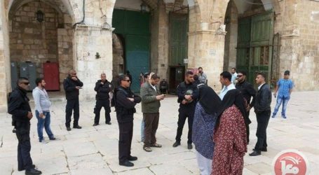 ISRAELI POLICE OFFICER STRIKES AL-AQSA GUIDE