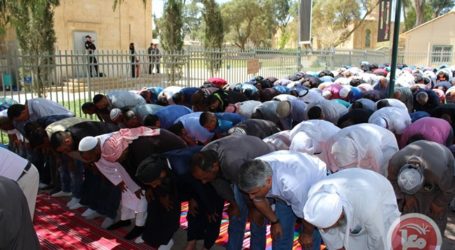 HUNDREDS PRAY OUTSIDE CLOSED MOSQUE IN BEERSHEBA