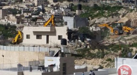 ISRAELI FORCES DEMOLISH 3 HOUSES IN EAST AL QUDS