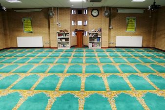 MANCHESTER MOSQUE SHARES RAMADAN WITH NON-MUSLIMS