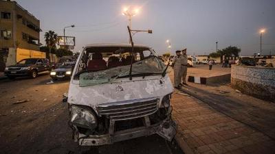 ROADSIDE BOMB KILLS 2 EGYPTIAN POLICEMEN, INJURES 24 OTHERS