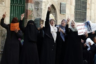 ISRAEL OUTLAWS PALESTINIAN GROUPS AT AQSA COMPOUND