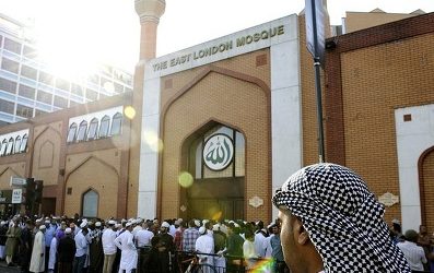UK `EID: MUSLIMS SHOW SOCIAL RESPONSIBILITY