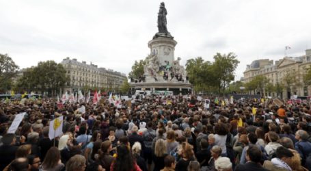 RALLY IN PARIS TO SUPPORT MIGRANT