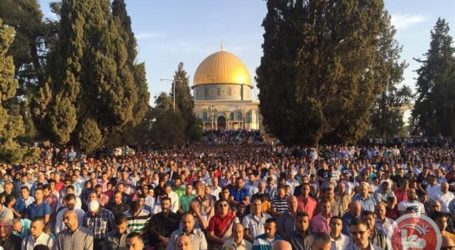 THOUSANDS PRAY AT AL-AQSA MOSQUE FOR EID AL-ADHA HOLIDAY
