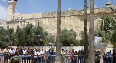 ISRAEL BARS MUSLIMS FROM AL-IBRAHIMI MOSQUE