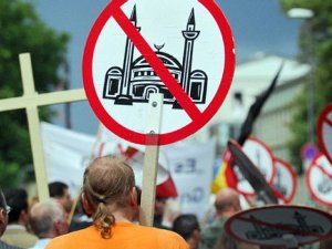 EU COMMISSION URGES TO FIGHT ANTI-MUSLIM PREJUDICE