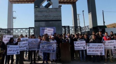 STUDENTS STRANDED IN GAZA PROTEST EGYPT’S CLOSURE OF RAFAH