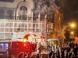 HUNDREDS OF IRANIAN ATTACKED AND BURNED THE SAUDI EMBASSY