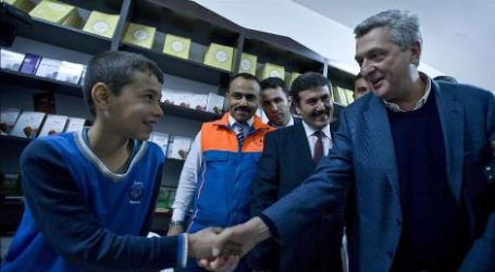 UN Refugee Chief Visits Camp in Turkey