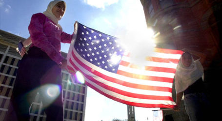 BETWEEN TWO EXTREMES: AMERICAN MUSLIMS TODAY