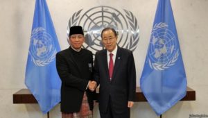 Indonesian Permanent representative to the UN Dian Triansyah Djani shakes hands with UN Chief Ban Ki-moon.