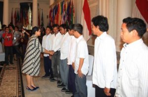 Foreign Minister Retno LP Marsudi greets 10 Indonesian sailors during the hand over ceremony to their family at the Foreign Ministry's office on Monday