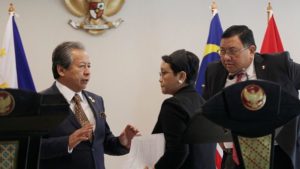 Foreign Minister Retno Marsudi (C) listens to Malaysia's Foreign Minister Anifah Aman (L), as Philippines' Foreign Minister Jose Rene D. Almendras (R) looks on, during a trilateral meeting in Yogyakarta,
