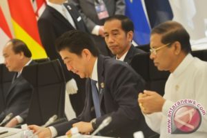 President Jokowi with Japanese PM Shinzo Abe (second from right) and Sri Lankan President Maithripala Sirisena (white shirt) at the G-7 Outreach Summit in Ise-Shima, Japan.