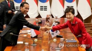 President Park Geun-hye (R) shakes hands with her Indonesian counterpart Joko Widodo (L) before their talks at Cheong Wa Dae on May 16, 2016. (Yonhap)