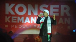 Religious themed singer Opick performs at concert Palestine Humanitarian Care, in the IPB Campus, Bogor regency, West Java, on Sunday.