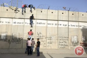 Several Palestinian climb the wall while tryng to reach Jerusalem through the separation wall.