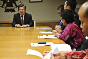 Vice President Jusuf Kalla ( left ) meets representatives of Indonesian civil society organizations ( CSOs ) to discuss the implementation of the sustainable development goals ( SDGs ).