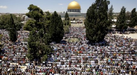 200,000 Palestinians from Across Occupied Territory Attend Prayers at al-Aqsa