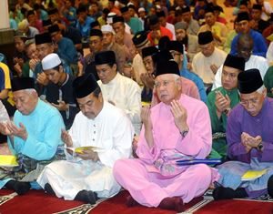 PM Najib prays after reciting Surah Yasin 