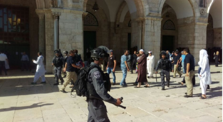 Palestinians, Israeli police clash at Al-Aqsa compound
