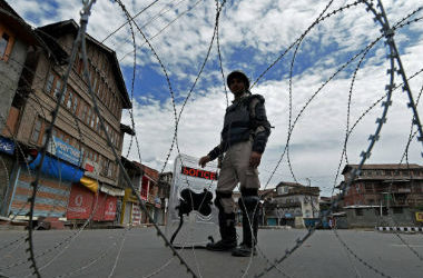 Restrictions, Shutdown Paralyses Life in Indian-Controlled Kashmir for 14th Day