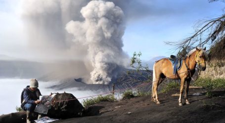 Indonesia Closes Airport on Volcano Eruption