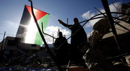 Israeli Army Razes 11 Palestinian Houses in Qalandiya Town